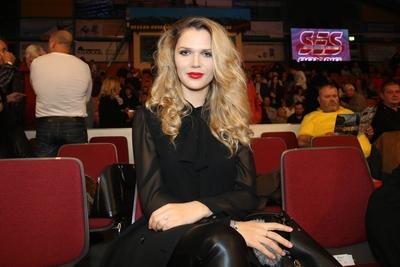 Model und Fernsehdarstellerin Sara Kulka (POL) - Prominente am Ring zum Schwergewichtskampf um die WBO Youth Weltmeiste-stock-foto