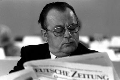 Hans-J?rgen Wischnewski (GER/SPD-Bundesgesch?ftsf?hrer) liest w?hrend des Au?erordentlichen SPD-Parteitags 1971 in Bonn-stock-foto