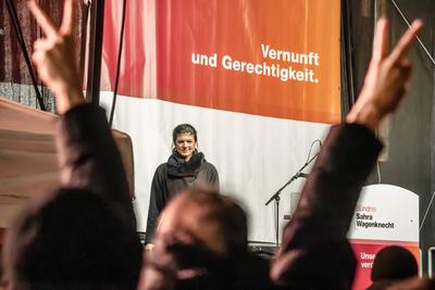 Sahra Wagenknecht, Vorsitzende BSW, Anh?nger jubeln ihr nach ihrer Rede auf dem Marienplatz zu, Bundestagswahlkampf, M?nchen, 3. Februar 2025-stock-foto