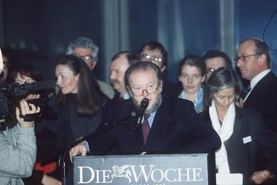 Manfred Bissinger (Gr?ndungstag Die Woche , 18.02.1993) ban quer halb Logo sprechend Pult Mikrophon seri?s Sakko Krawat-stock-foto