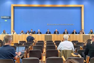Berlin, Deutschland, 20.08.2025: Bundespressekonferenz: Regierungspressekonferenz: L-R unter anderem: Sabine Gr?neberg (-stock-foto