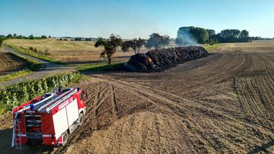 Tagfotos: Gro?weitzschen - Dunkle Rauchwolken ?ber der A14: Mehr als 700 Strohballen in Flammen! Feuerwehr l?sst kontrolliert abbrennen-stock-foto