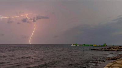 Heftige Superzelle an der Adriak?ste bringt Urlauber in Lebensgefahr: Gigantische Unwetterzelle zieht ?ber Norditalien und die kroatische K?ste - heftige Blitzeinschl?ge im Sekundentakt ?ber der Adriak?ste - unfassbare 15.000 Blitze werden registrie-stock-foto