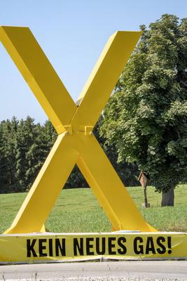 Gelbes X, Kein neues Gas!, Protestzeichen gegen die umstrittene neue Gasbohrung in Reichling N?he Ammersee, Probebohrung zur F?rderung von Erdgas, August 2025-stock-foto