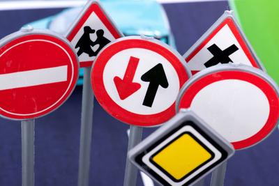 verkehrszeichen,regeln,f?hrerschein ** traffic sign,rules,driver s license,road sign,road signs,traffic signs,rule,drive-stock-foto