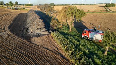 Tagfotos: Gro?weitzschen - Dunkle Rauchwolken ?ber der A14: Mehr als 700 Strohballen in Flammen! Feuerwehr l?sst kontrolliert abbrennen-stock-foto