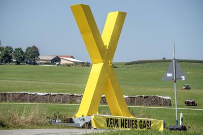 Gelbes X, Kein neues Gas!, Protestzeichen gegen die umstrittene neue Gasbohrung in Reichling N?he Ammersee, Probebohrung zur F?rderung von Erdgas, August 2025-stock-foto