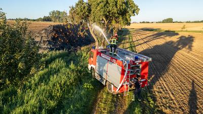 Tagfotos: Gro?weitzschen - Dunkle Rauchwolken ?ber der A14: Mehr als 700 Strohballen in Flammen! Feuerwehr l?sst kontrolliert abbrennen-stock-foto