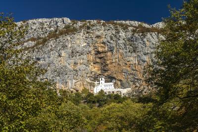 Kloster Ostrog Das serbisch-orthodoxe Kloster Ostrog hoch oben in einem Felsen, Montenegro, Europa Serbian Orthodox Ostr-stock-foto