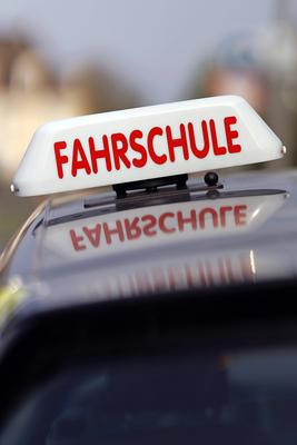 Ein Schild Fahrschule auf einem Fahrschul-Auto. (Themenbild, Symbolbild) K?ln, 11.05.2021 *** A sign driving school on a-stock-foto