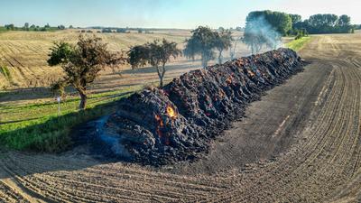 Tagfotos: Gro?weitzschen - Dunkle Rauchwolken ?ber der A14: Mehr als 700 Strohballen in Flammen! Feuerwehr l?sst kontrolliert abbrennen-stock-foto