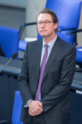 Berlin, Plenarsitzung im Bundestag Andreas Scheuer (Bundesminister f?r Verkehr und digitale Infrastruktur, CSU) w?hrend-stock-foto