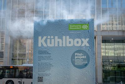 Brumisateur Am Kirchplatz in D?sseldorf ? K?hlbox ? Pilotprojekt der Stadtwerke D?sseldorf und der Landeshauptstadt D?sseldorf im Sommer 2025-stock-foto