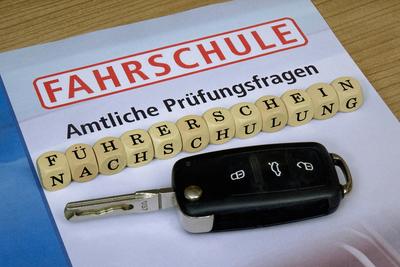 Amtliche Pr?fungsfragen mit F?hrerschein und Nachschulung Amtliche Pr?fungsfragen mit F?hrerschein und Nachschulung, 08.-stock-foto