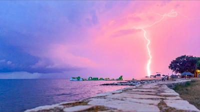 Heftige Superzelle an der Adriak?ste bringt Urlauber in Lebensgefahr: Gigantische Unwetterzelle zieht ?ber Norditalien und die kroatische K?ste - heftige Blitzeinschl?ge im Sekundentakt ?ber der Adriak?ste - unfassbare 15.000 Blitze werden registrie-stock-foto