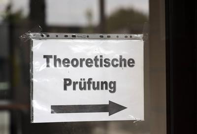 18.10.2023, Deutschland, NRW, Fahrschulen, Fahrschule, F?hrerschein, Die Zahl der Betrugsversuche bei F?hrerscheinpr?fun-stock-foto