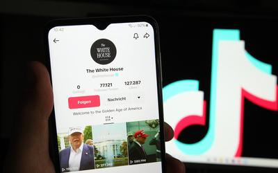 RECORD DATE NOT STATED Auf einem Smartphone wurden das Videoportal TikTok ge?ffnet und dort der neue Account der Regieru-stock-foto