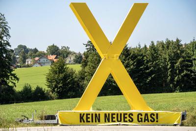 Gelbes X, Kein neues Gas!, Protestzeichen gegen die umstrittene neue Gasbohrung in Reichling N?he Ammersee, Probebohrung zur F?rderung von Erdgas, August 2025-stock-foto