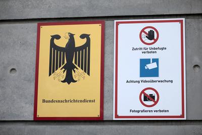 Beh?rdenschild mit Bundesadler am Dienstgeb?ude des Bundesnachrichtendienst (BND) in Berlin.-stock-foto
