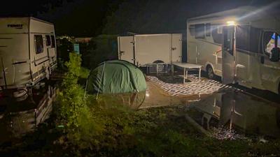 Heftige Superzelle an der Adriak?ste bringt Urlauber in Lebensgefahr: Gigantische Unwetterzelle zieht ?ber Norditalien und die kroatische K?ste - heftige Blitzeinschl?ge im Sekundentakt ?ber der Adriak?ste - unfassbare 15.000 Blitze werden registrie-stock-foto