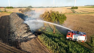 Tagfotos: Gro?weitzschen - Dunkle Rauchwolken ?ber der A14: Mehr als 700 Strohballen in Flammen! Feuerwehr l?sst kontrolliert abbrennen-stock-foto