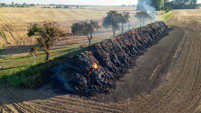 Tagfotos: Gro?weitzschen - Dunkle Rauchwolken ?ber der A14: Mehr als 700 Strohballen in Flammen! Feuerwehr l?sst kontrolliert abbrennen-stock-foto