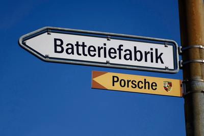 Wegweiser zum Batteriewerk von Porsche Wegweiser zum Batteriewerk von Porsche, 06.09.2023, Borkwalde, Brandenburg, Zwei-stock-foto
