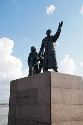 Das Auswandererdenkmal des US amerikanischen Bildhauers Frank Varga Detroit auf dem Willy Brandt P-stock-foto
