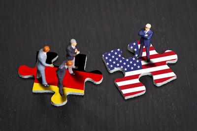 Beziehungen zwischen Deutschland und den USA Puzzleteile mit den Flaggen von Deutschland und den USA Copyright: xZoonar.-stock-foto