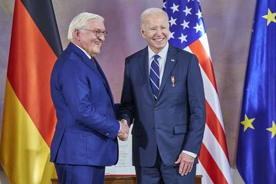Frank-Walter Steinmeier und Joe Biden bei der Verleihung der Sonderstufe des Gro?kreuzes des Verdienstordens der Bundesr-stock-foto