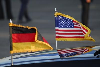Bildnummer: 59855192  Datum: 18.06.2013  Copyright: imago/SeeligerDeutsche und amerikanische Flagge anl?sslich der Ankunft US-Pr?sident BarackObama auf dem Flughafen Tegel anl?sslich seines Besuches in Berlin BarackObama besucht Deutschland Entertainment Politik Besuch Flughafen Tegel Ankunft xdp x1x 2013 quer Deutschland Berlin Politik Politiker Pressetermin Besuch Besuche Staatsbesuch Staatsbesuche internationale Randbild Aktion PK Celebrities politician politicians Bundesregierung Pr?sident Pr?sidenten Staatspr?sident Staatspr?sidenten US USA Personen Ankunft Anreise Ank?nfte amerikanisch amerikanische amerikanischer Flagge Flaggen Fahn Fahne Fahnen Freundschaft Symbolfoto Symbolfotos Symbolbild Symbolbilder nationalfahne nationalfahnen nationalflagge nationalflaggen o0 Objekte Detail Staatskarosse Auto Limousine 59855192 Date 18 06 2013 Copyright Imago Seeliger German and American Flag during the Arrival U.S. President BarackObama on the Airport Tegel during its Visit in Berlin BarackObama attended Germany Entertainment politics Visit Airport Tegel Arrival XDP x1x 2013 horizontal Germany Berlin politics Politicians Press call Visit Visits State Visit State visits International Edge image Action shot press conference Celebrities politician Politicians Federal government President President State President State President U.S. USA People Arrival Arrival Arrivals American American American Flag Flags FAHN Flag Flags Friendship Symbolic image Icon photos Symbol image Symbol Pictures National flag National flags National flag National flags o0 Objects Detail Staatskarosse Car Sedan-stock-foto