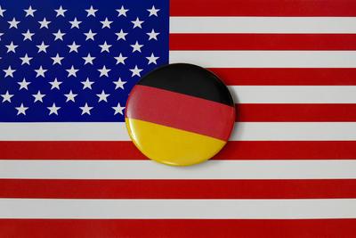 amerikanische Flagge und Deutschlandbutton amerikanische Flagge und Deutschlandbutton, 13.08.2024, Borkwalde, Brandenbur-stock-foto