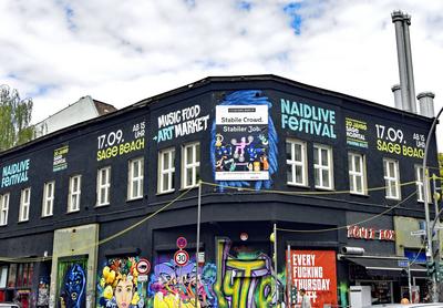 Die Berliner Clubszene sucht dringend Leute, sie wirbt mit dem Hinweis am KitKat Club mit stabilen Jobs (Plakat) *** The-stock-foto