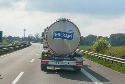 Autobahn bei Oldenburg, Deutschland, Europa, Milram, Tanklaster, Lebensmitteltransport, Verkehr, Milchlogistik, Nachhalt-stock-foto