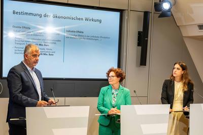 20250821 Pressekonferenz wie wirkt der ESC 2026 auf Oesterreichs Wirtschaft-stock-foto