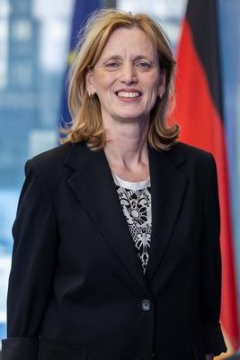 Pressestatement Bundesministerin f?r Bildung, Familie, Senioren, Frauen und Jugend-stock-foto