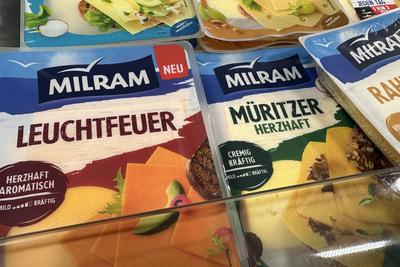 16.03.2024, Berlin, GER - Scheibenkaese der Firma Milram in einer Kuehltheke. (abgepackt, Angebot, Auslage, Berlin, deut-stock-foto
