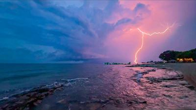 Heftige Superzelle an der Adriak?ste bringt Urlauber in Lebensgefahr: Gigantische Unwetterzelle zieht ?ber Norditalien und die kroatische K?ste - heftige Blitzeinschl?ge im Sekundentakt ?ber der Adriak?ste - unfassbare 15.000 Blitze werden registrie-stock-foto