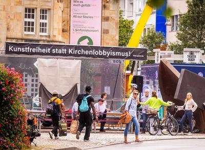 Streit um Absage von Theaterstueck zu sexualisierter Gewalt in Kirche-stock-foto