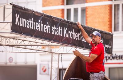 Streit um Absage von Theaterstueck zu sexualisierter Gewalt in Kirche-stock-foto