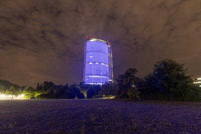 Post Tower Bonn leuchtet blau ? 75 Jahre THW  - 22.08.2025-stock-foto