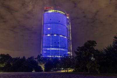 Post Tower Bonn leuchtet blau ? 75 Jahre THW  - 22.08.2025-stock-foto
