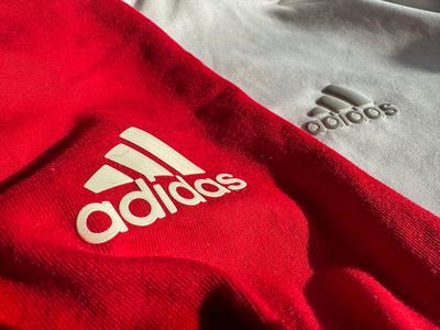 Adidas, Logo, Sportbekleidung, Rot und Wei?, Markenlogo, Sportmode, Athleisure, Design, Textilien, Sportmarke, Fashion,-stock-foto