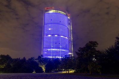 Post Tower Bonn leuchtet blau ? 75 Jahre THW  - 22.08.2025-stock-foto