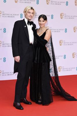Jake Bongiovi und Millie Bobby Brown bei der Verleihung der BAFTA Film Awards 2022 / 75th British Academy Film Awards i-stock-foto