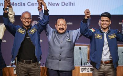 ISRO Chief V Narayanan, Astronaut Shubhanshu Shukla And Union Minister Jitendra Singh Address Press Briefing-stock-foto