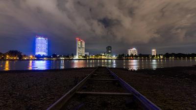 Post Tower Bonn leuchtet blau ? 75 Jahre THW  - 22.08.2025-stock-foto