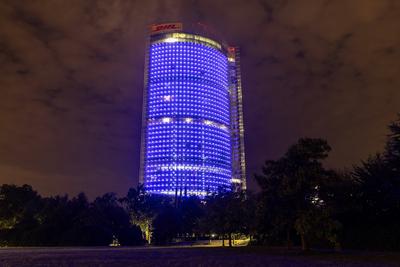 Post Tower Bonn leuchtet blau ? 75 Jahre THW  - 22.08.2025-stock-foto