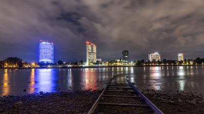 Post Tower Bonn leuchtet blau ? 75 Jahre THW  - 22.08.2025-stock-foto