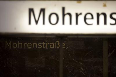 Der Berliner U-Bahnhof Mohrenstra?e soll k?nftig Glinkastra?e hei?en - diese Ank?ndigung hat der BVG harsche Kritik ein-stock-foto